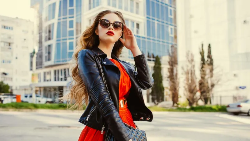 Cómo combinar diferentes tonalidades de negro en un outfit