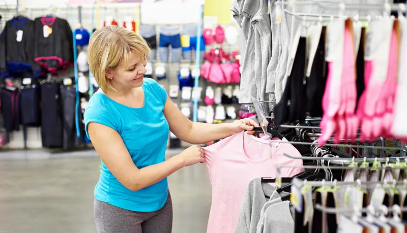 La moda de prendas deportivas en color negro